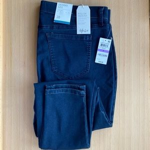 Style & Co Skinny Leg Jeans Size 18 NWT